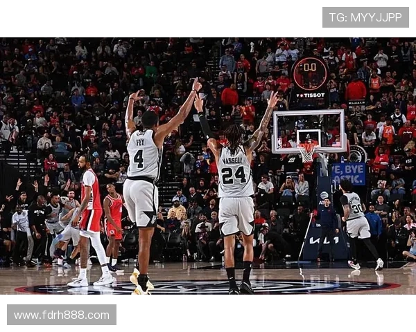 东詹里缺阵马刺上半场大比分领先湖人文班亚马独得37分助球队取得优势